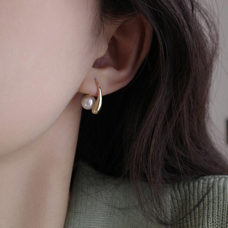 Single Pearl Mystic Earrings