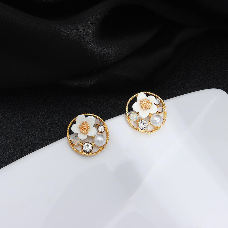 Minimalist Lili Pearl Flower Stud