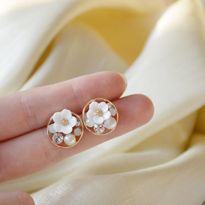 Minimalist Lili Pearl Flower Stud