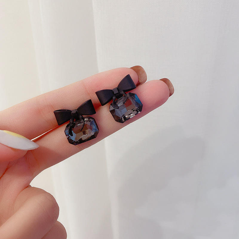 Minimalist Black Knot Cubic Rhinestone Stud